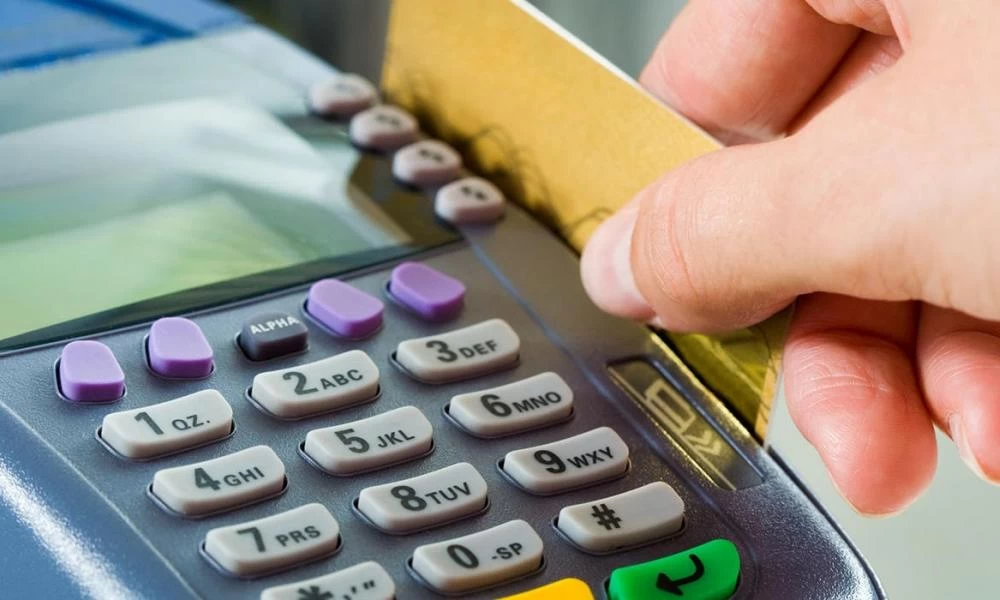 Έρευνα Intrum: Το 51% των καταναλωτών πληρώνει καθυστερημένα τους λογαριασμούς